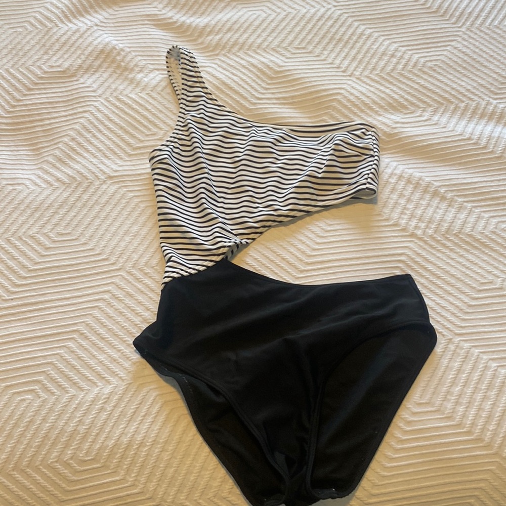 Abercrombie and Fitch fill piece split bathing suit.